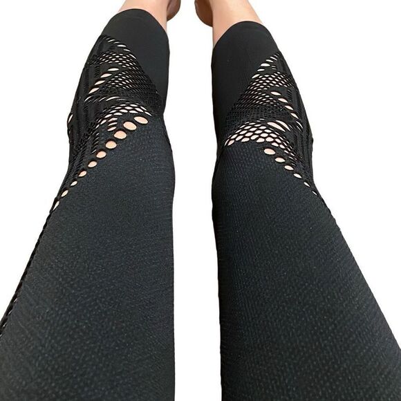 EUC Nux Seamless Black Mesh Textured Crop Legging Yoga Pants - Size Small - Picture 6 of 13